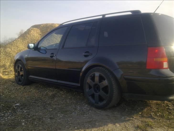 VW Golf 4 Variant solgt - Ny renoveret Audi TT fælge i  en mørk koksgrå billede 11