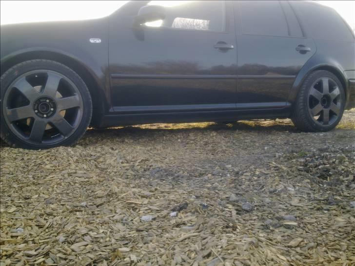 VW Golf 4 Variant solgt - Ny renoveret Audi TT fælge i  en mørk koksgrå billede 12