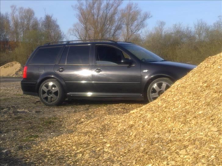 VW Golf 4 Variant solgt - Ny renoveret Audi TT fælge i  en mørk koksgrå billede 13