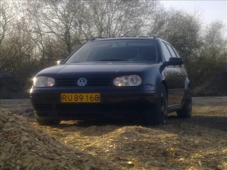 VW Golf 4 Variant solgt - Ny renoveret Audi TT fælge i  en mørk koksgrå billede 15