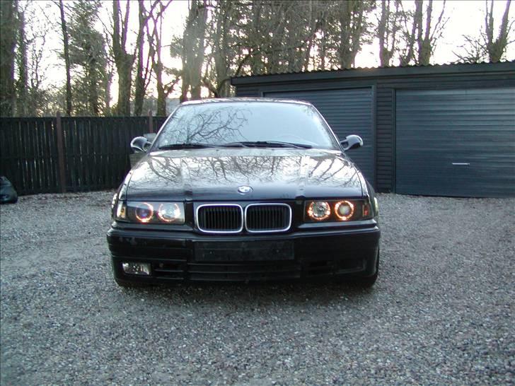 BMW E36 318  - Tidligere ejer valgte at afmontere den ene tågelygte i en snedrive :) billede 9