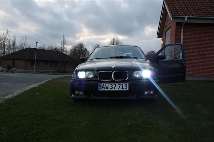 BMW e36 320i Touring Stjålet - Og lad der bli lys. Har også til langlys, mangler bare til tågefætrene. billede 13