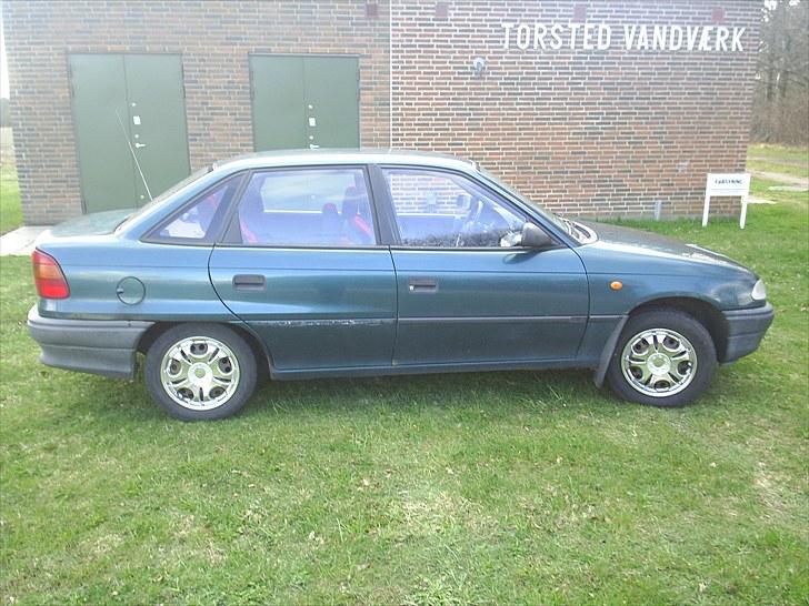 Opel astra f sedan ( DØD ) billede 15