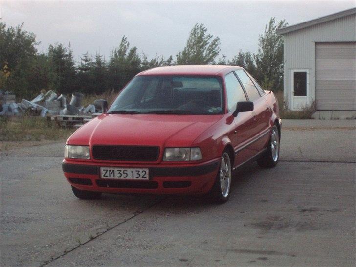 Audi 80 limousine SOLGT - tydeligt på dette billede, at jeg skal have nogle spacer på, da fælgene sidder 2cm inde under skærmen billede 7