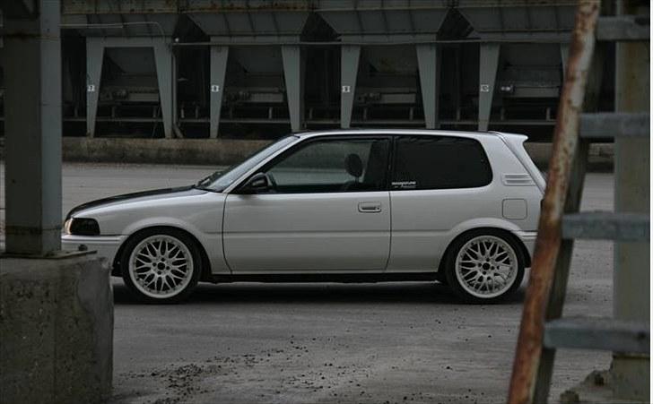 Toyota Corolla 1300  - Før den lille skade foran :) billede 2