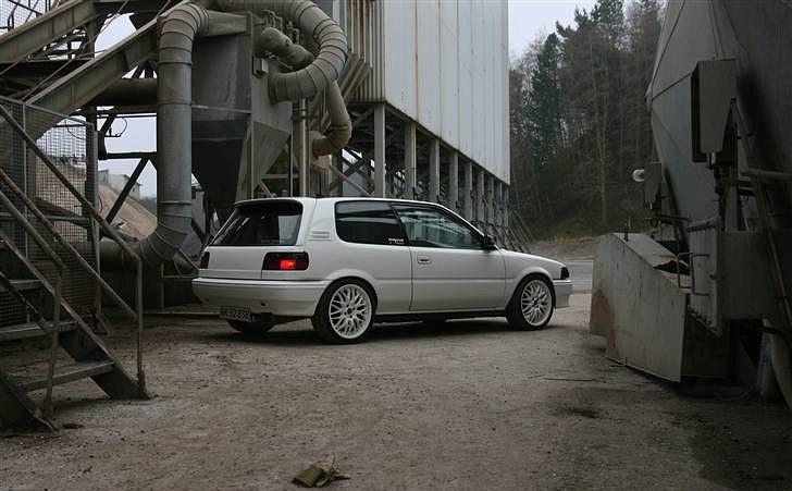 Toyota Corolla 1300  - Før den lille skade foran :) billede 5