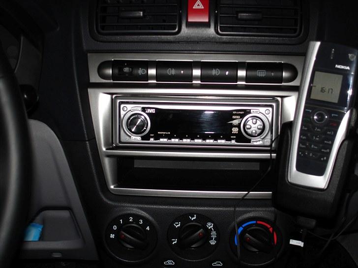 Kia Picanto 1.1 EX (Solgt) - Main head unit - JVC og en min Nokia 9500 i fast monteret holder billede 14