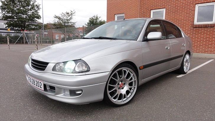 Toyota Avensis - sol - T22 - Bare fordi man har en famile, behøver bilen ikke være kedelig! billede 1