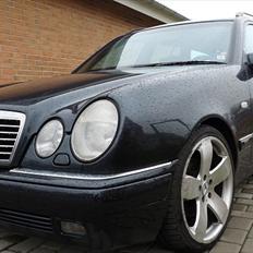 Mercedes Benz E300 TD Avantgarde SOLGT