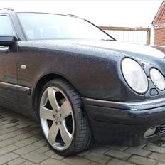 Mercedes Benz E300 TD Avantgarde SOLGT