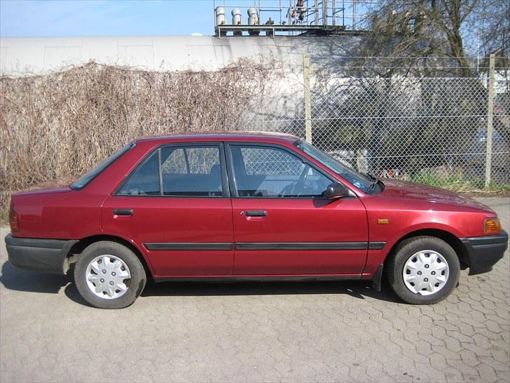 Mazda 323 Sedan Solgt !!! billede 2