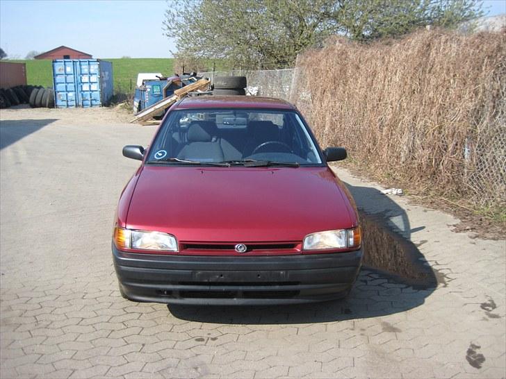 Mazda 323 Sedan Solgt !!! billede 3