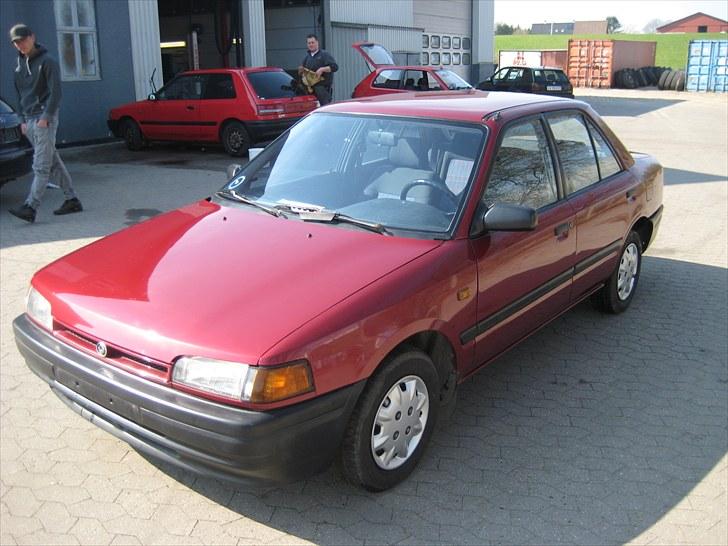 Mazda 323 Sedan Solgt !!! billede 4