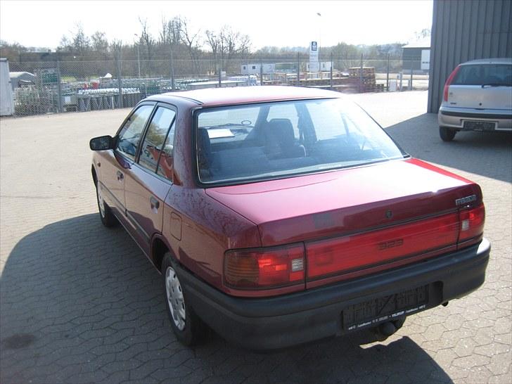 Mazda 323 Sedan Solgt !!! billede 5