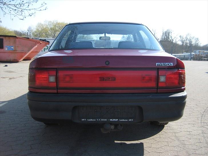 Mazda 323 Sedan Solgt !!! billede 6
