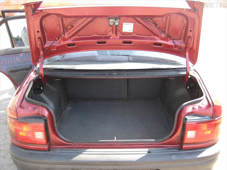 Mazda 323 Sedan Solgt !!! billede 13