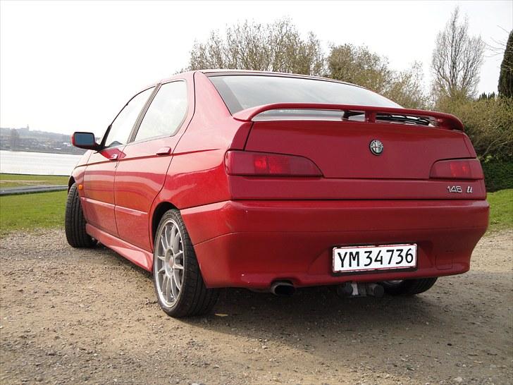 Alfa Romeo 146 2.0 ti - Her med 17´´ OZ Superleggera, som klart forbedrer bilens køreegenskaber i kraft af deres ultra lave vægt. billede 15