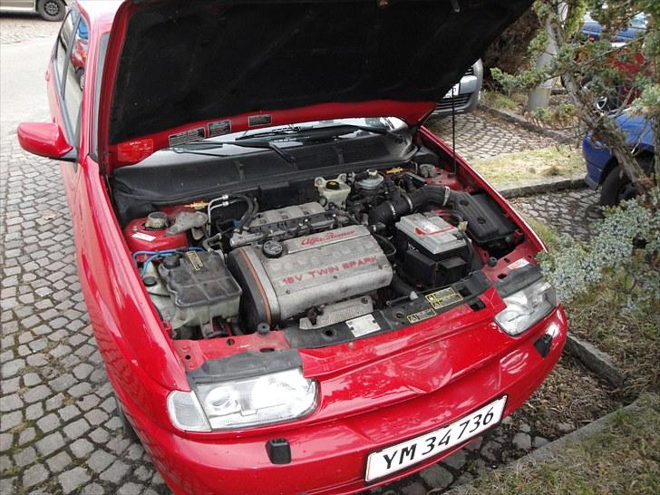 Alfa Romeo 146 2.0 ti - Maskinrummet kunne godt bruge en generel rengøring.. billede 11