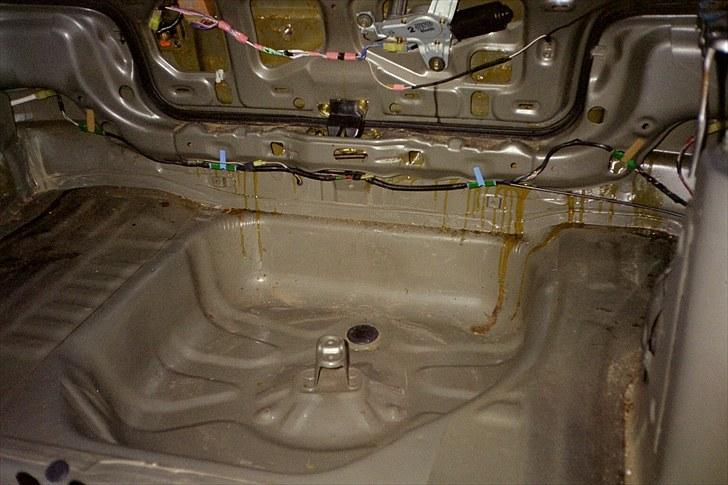 Toyota Corolla S-serie TIL SALG! - Gammelt snask som skulle vaskes væk inden maleren skulle have den.... AD !! billede 16