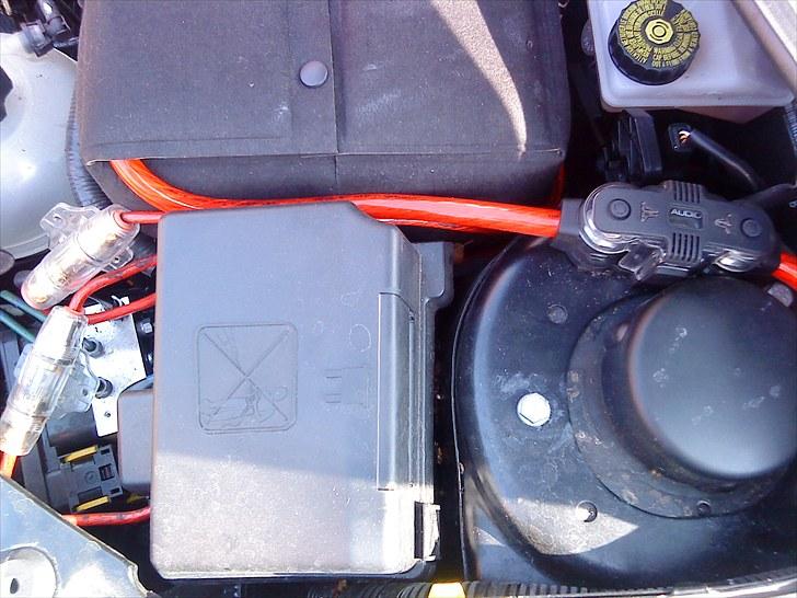 Peugeot 206 - der skal lidt strøm til at trække de bas enheder ;) billede 15