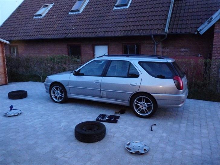 Peugeot 306 2.0 HDi St.car Van - Skulle lige prøve dem på. De er fra en 406´er, så der skal lige nogle mindre dæk på for at de passer 100%. Og så skal den selvfølgelig sænkes :-) billede 19