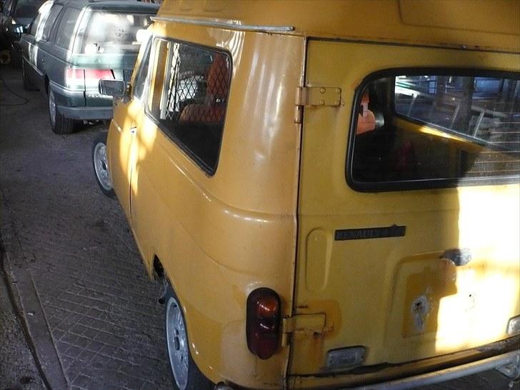 Renault 4 van solgt - røven af bilen billede 16