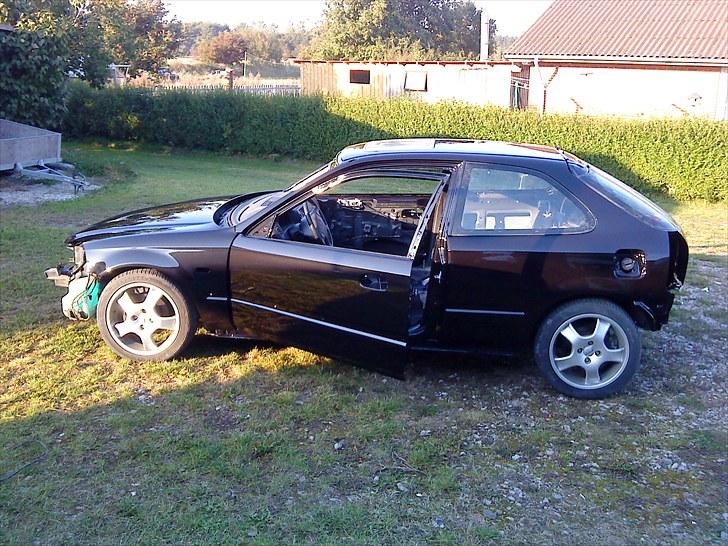 Honda Civic Vti *BYTTET* - Så fik jeg bilen fra maleren :D billede 2