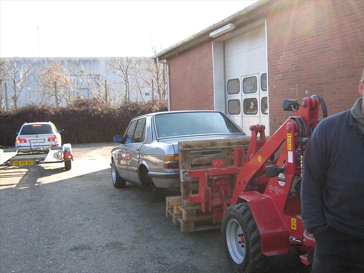 BMW 524d - Fra da bilen blev flyttet fra der hvor den desværre har stået ude hele vinteren da jg aldrig så de dele jeg havde betalt for billede 9