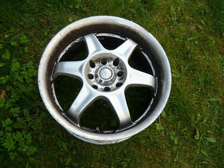Honda Civic - Mine gamle fælge som mangler nogen dæk på ;) Også de også meget beskidte lige der :s billede 12