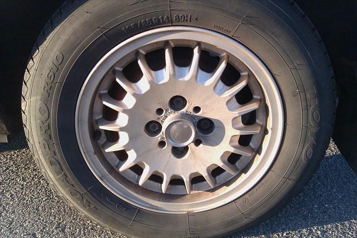 BMW E30 320i SOLGT billede 4