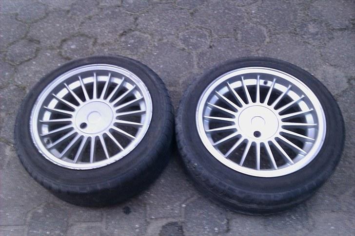 BMW E30 320i SOLGT - 16" Alpina på vej, når bilen er sænket. billede 16