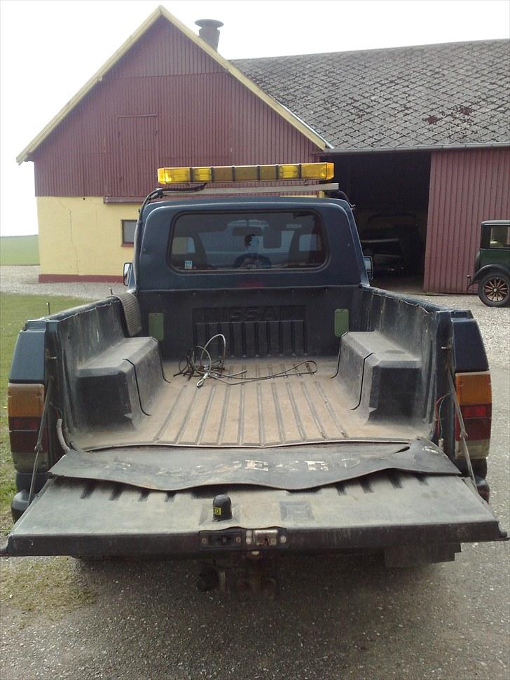 Nissan Patrol 260 2.8R (Solgt) - lækkert med det store lad... og så er der gummi ved bagklappen så der ikke render lort ned i falsen..  billede 10