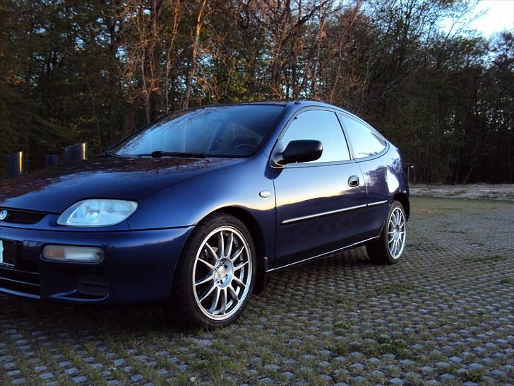 Mazda 323C billede 1