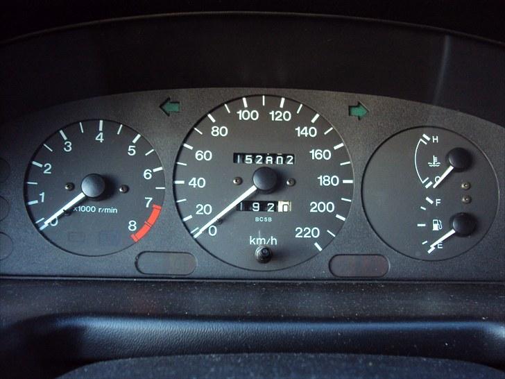 Mazda 323C billede 8