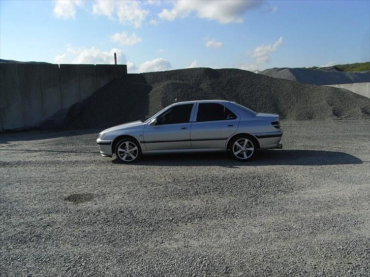 Peugeot 406 2.0 HDI Total skadet - med de gamle fælg og ind den bliv sænket billede 12