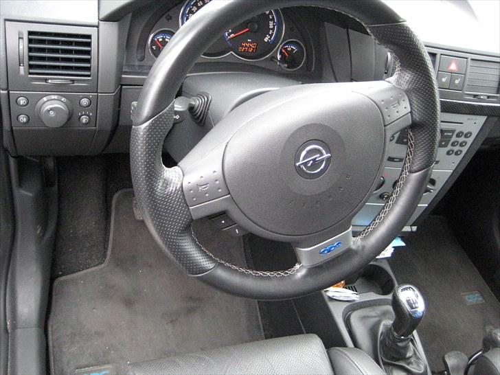Opel Meriva OPC - Er kun med det org. anlæg, men spiller udemærket og højt nok til en gammel gut billede 15