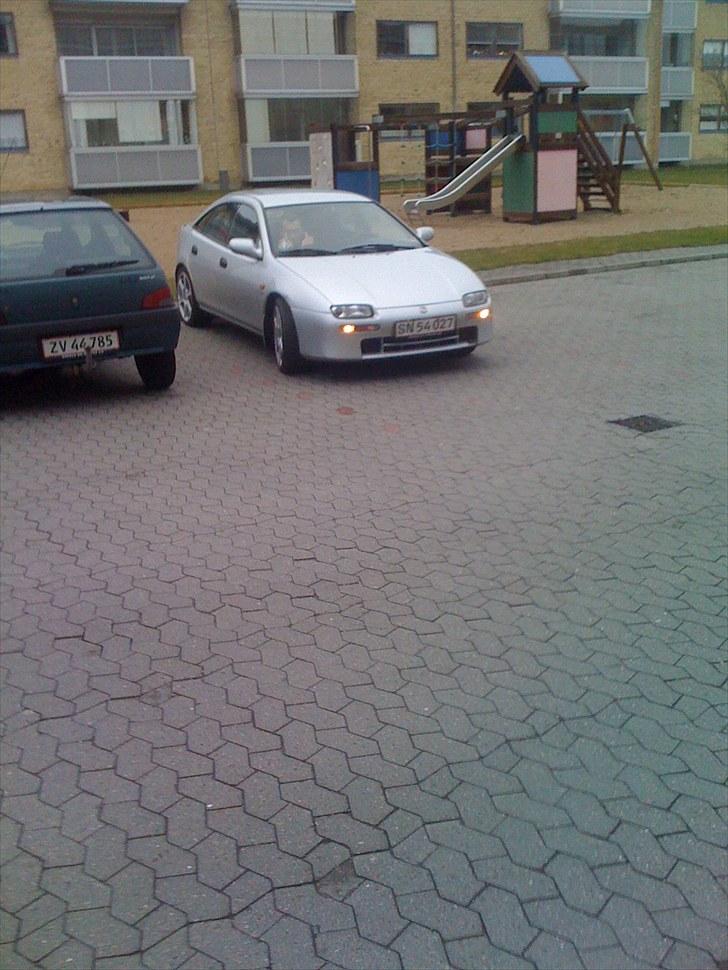 Mazda 323f BA / SOLGT billede 6
