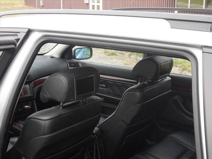 BMW 540I Touring Steptronic - Tænd for DVD´en,og så er der ro... billede 7