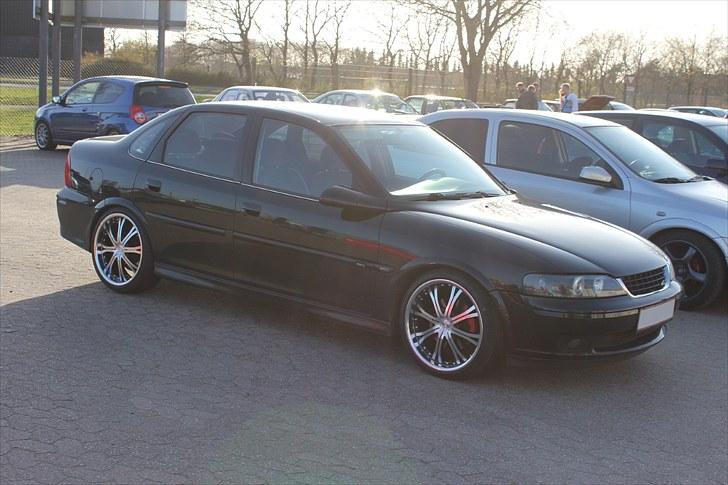 Opel Vectra B -=Solgt=- - Mmmm, på de nye fælge :P billede 15
