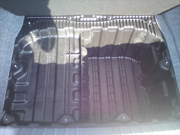 BMW 316D (solgt) - Under bagagerummet er der et ekstra rum, pga. at der ikke er reservehjul, køre på run-flat-tires  billede 5