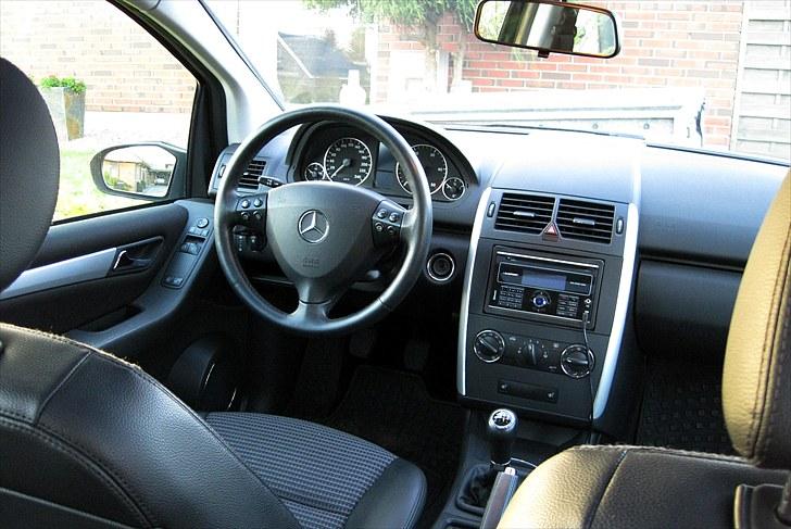 Mercedes Benz A180 cdi Avantgarde - lidt dårligt af blaupunkt at man skal have en ledning ud til sin USB stick med mp3, det er en om´er ! billede 7