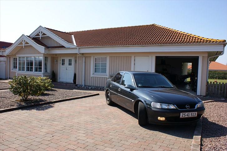 Opel Vectra B *SOLGT* - som den står lige pt dog med emblemfri gril billede 3