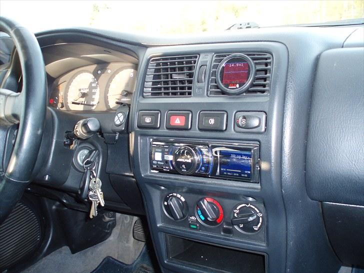 Nissan Almera VVL SOLGT - Plx´en står som den skal, hva der spiller på headunit´en tager jeg ik ansvar for da det er en lånt Ipod ;) billede 9