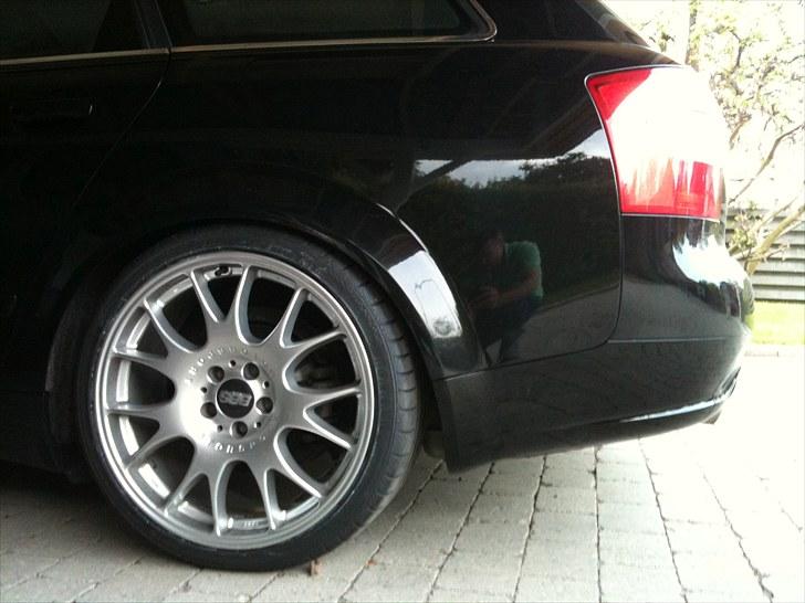 Audi A4 1.8T Avant - Set fra siden kan man se at der en lille læbe på den nederste del af kofangernen billede 12