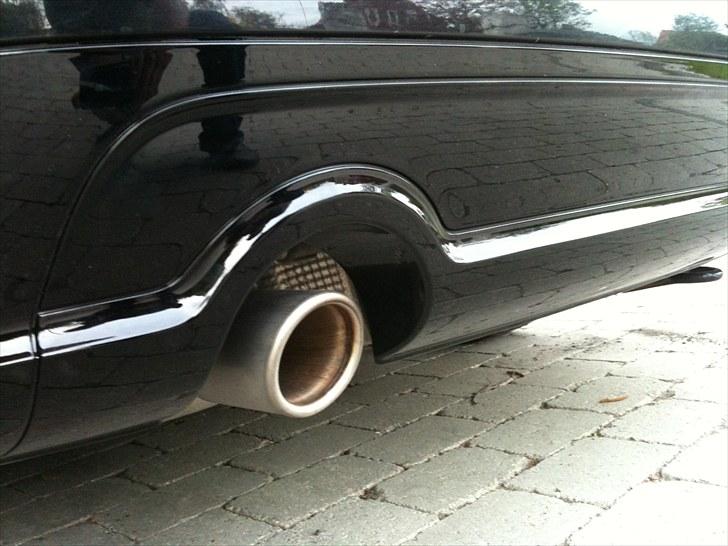 Audi A4 1.8T Avant - Close up, her kan man bedre se linierne i kofangeren billede 13