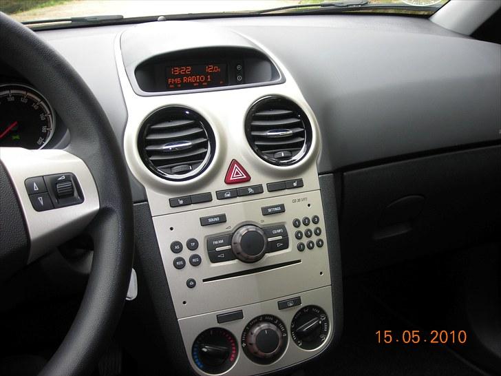 Opel Corsa 1,0 12V Enjoy ***solgt*** - Opel standard radio. Spiller i øvrigt fint af en standard radio  billede 4