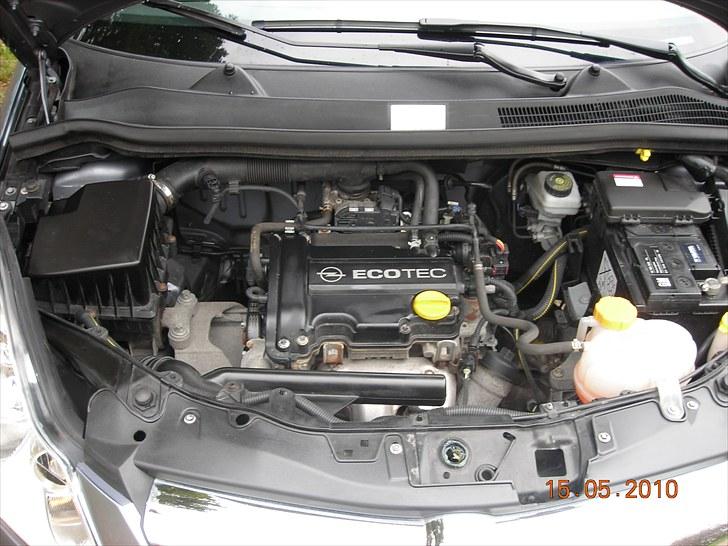 Opel Corsa 1,0 12V Enjoy ***solgt*** - Ja, den fylder ikke meget den lille 3-cylindret.... 60 vilde heste!! billede 5