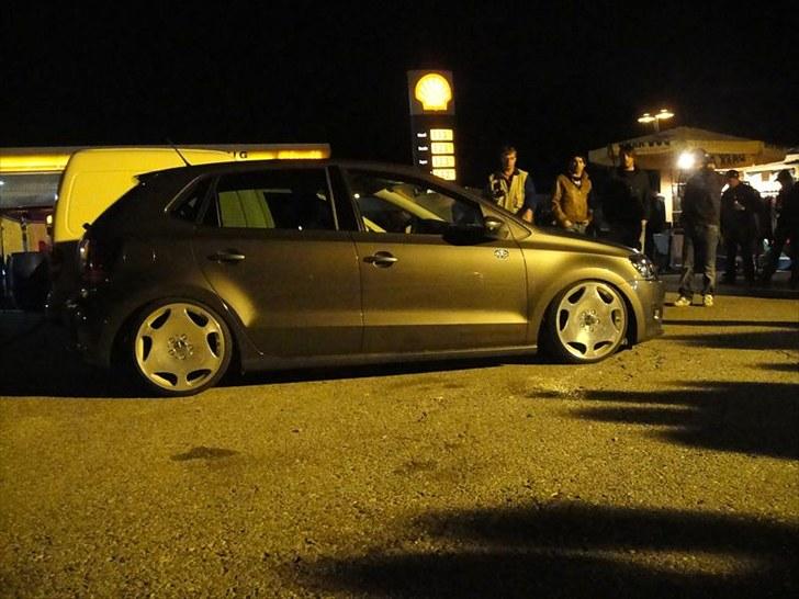 VW Polo 6R Airride - Et aftenbillede men fedt lys på, Billedet er taget på Shell tankstationen ved Wörthersee billede 12