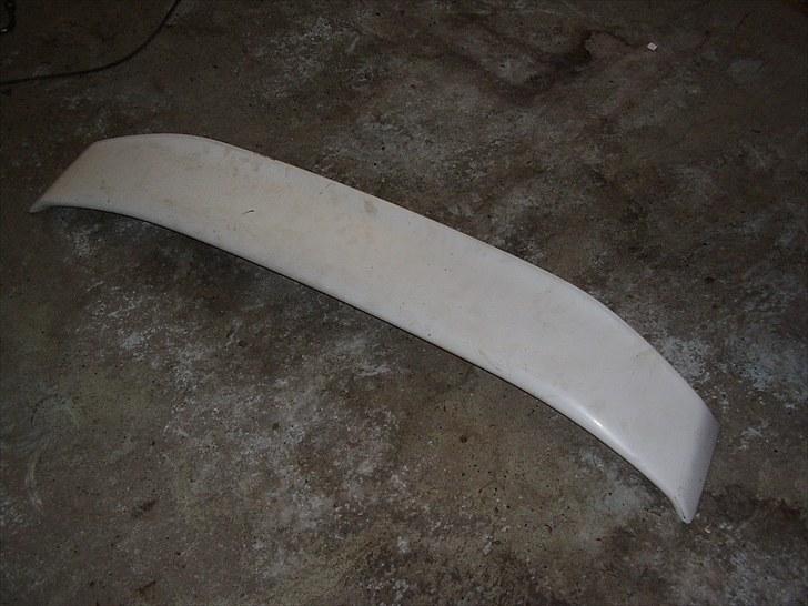 BMW E30 323i - M-tech 2 spoileren der bliver monteret, allerede i den rigtige farve :) billede 7