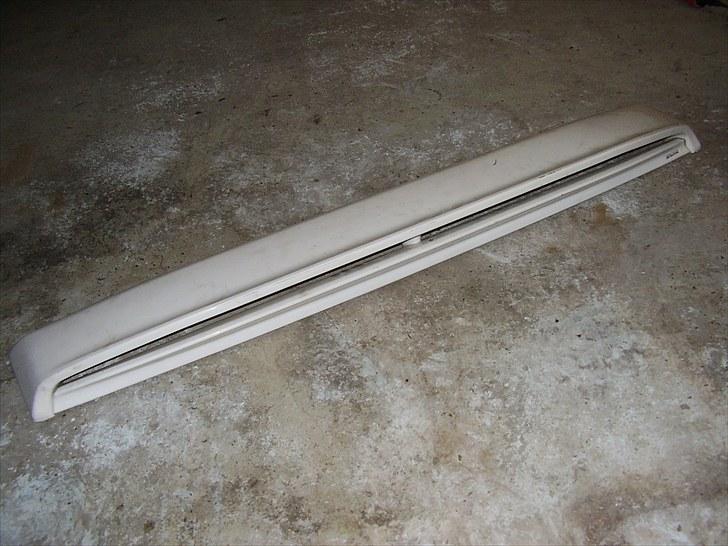 BMW E30 323i - M-tech 2 spoileren der bliver monteret, allerede i den rigtige farve :) billede 8